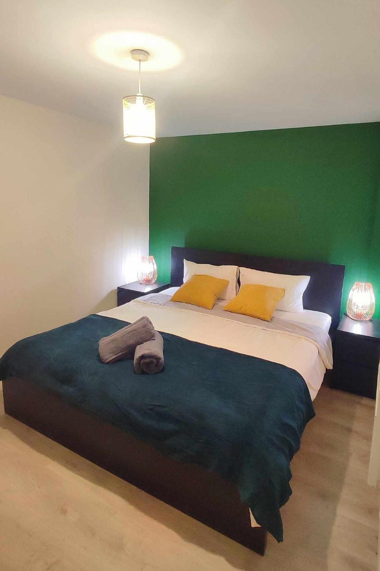 Duplex In Leeds With King Size Bed - Long Rates Available Apartment